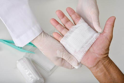 Zertifizierte Wundversorgung an einem Patienten